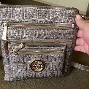 Michael Kors crossbody purse, barely used and in great condition!!  Cashapp only